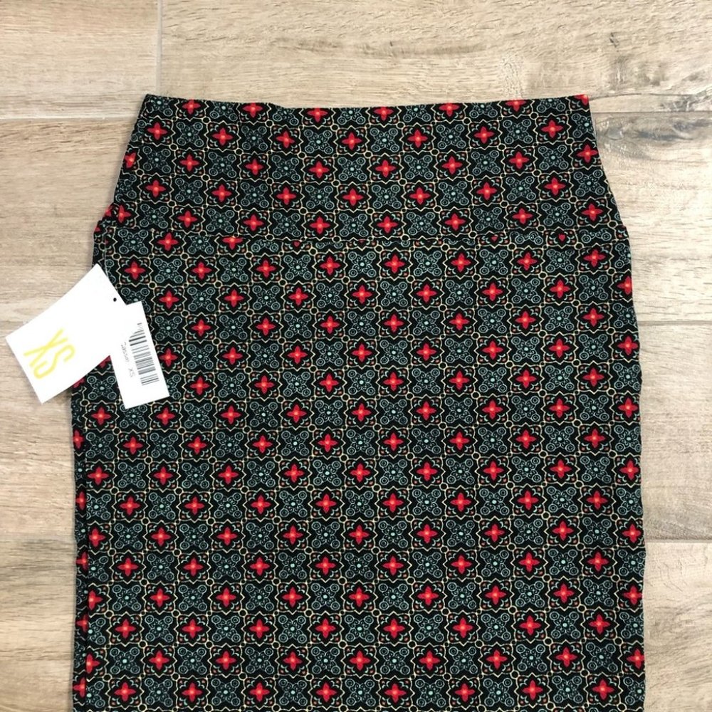 NWT Small Green and Red Patterned Lularoe Cassie pencil skirt Size XS
